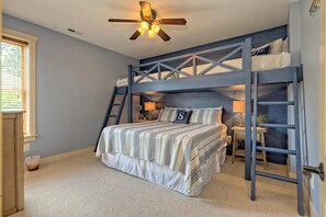 6 bedrooms, desk, iron/ironing board, free WiFi