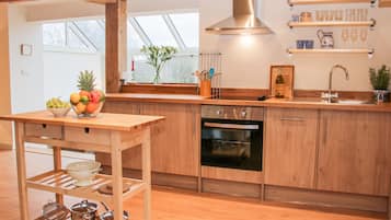 Cottage | Privékeuken | Een koelkast, een vaatwasser, een waterkoker, een broodrooster