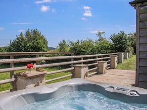 Cottage | Outdoor spa tub