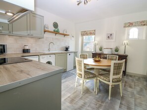 Cottage | Private kitchen | Fridge, dishwasher, electric kettle, toaster - Pear Cottage - Priorwood Garden (Melrose)