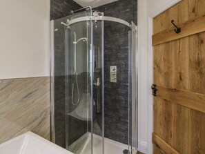 Cottage | Bathroom | Shower - Cartwheel Cottage at Broadings Farm (Whitby)