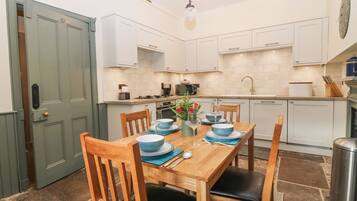 Cottage | Private kitchen | Fridge, electric kettle, toaster, cookware/dishes/utensils