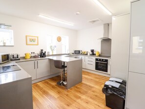 Cottage | Private kitchen | Fridge, dishwasher, electric kettle, toaster