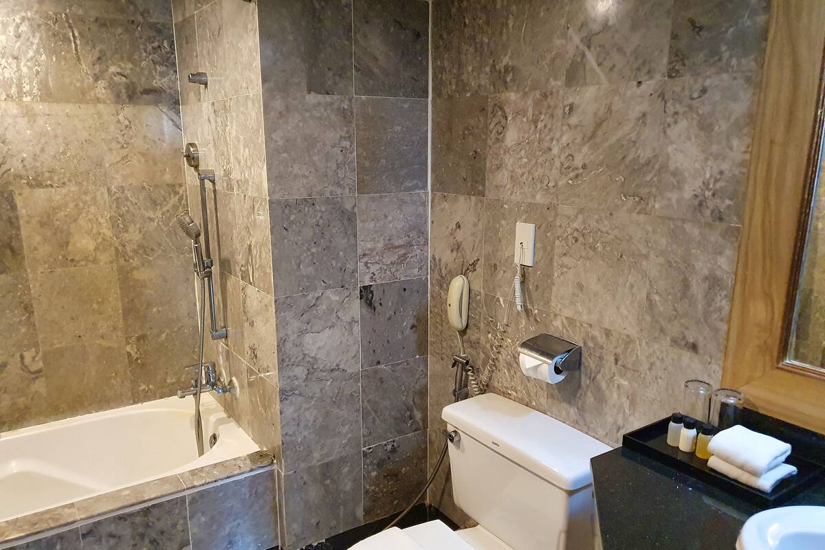 Suite, 2 Bedrooms, Partial Sea View | Bathroom | Free toiletries, hair dryer, bathrobes, towels