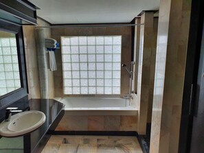 Free toiletries, hair dryer, bathrobes, towels - Sea Pearl Beach Resort (Patong)