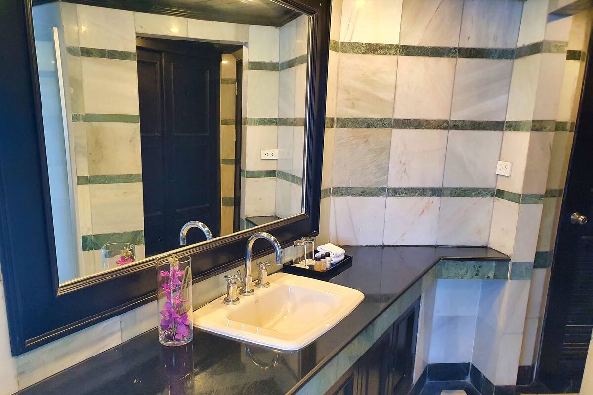 Suite, Sea View | Bathroom | Free toiletries, hair dryer, bathrobes, towels
