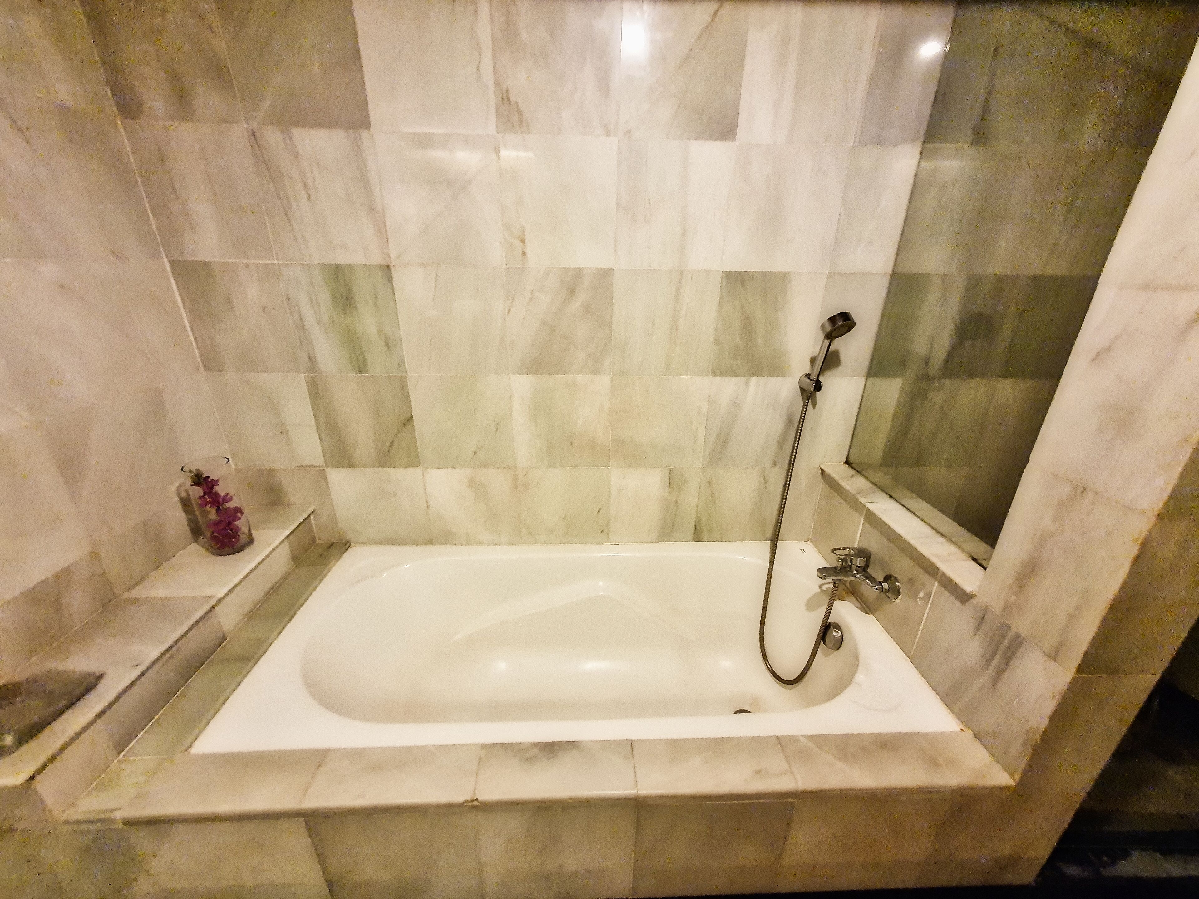 deep-soaking bathtub