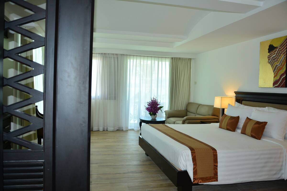 Deluxe Double Room | Minibar, in-room safe, desk, blackout drapes
