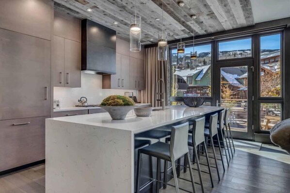 Mikrowelle, Herdplatte, Geschirrspüler