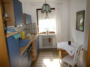 Fridge, oven, stovetop, dishwasher - Ferienwohnung Nr. 1, 63 qm Obergeschoss, 2 Separates Schlafzimmer (Bad Endorf)