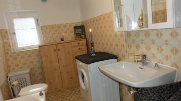 Apartment | Badezimmer | Badewanne, Handtücher