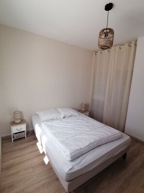 Iron/ironing board, travel cot, free WiFi