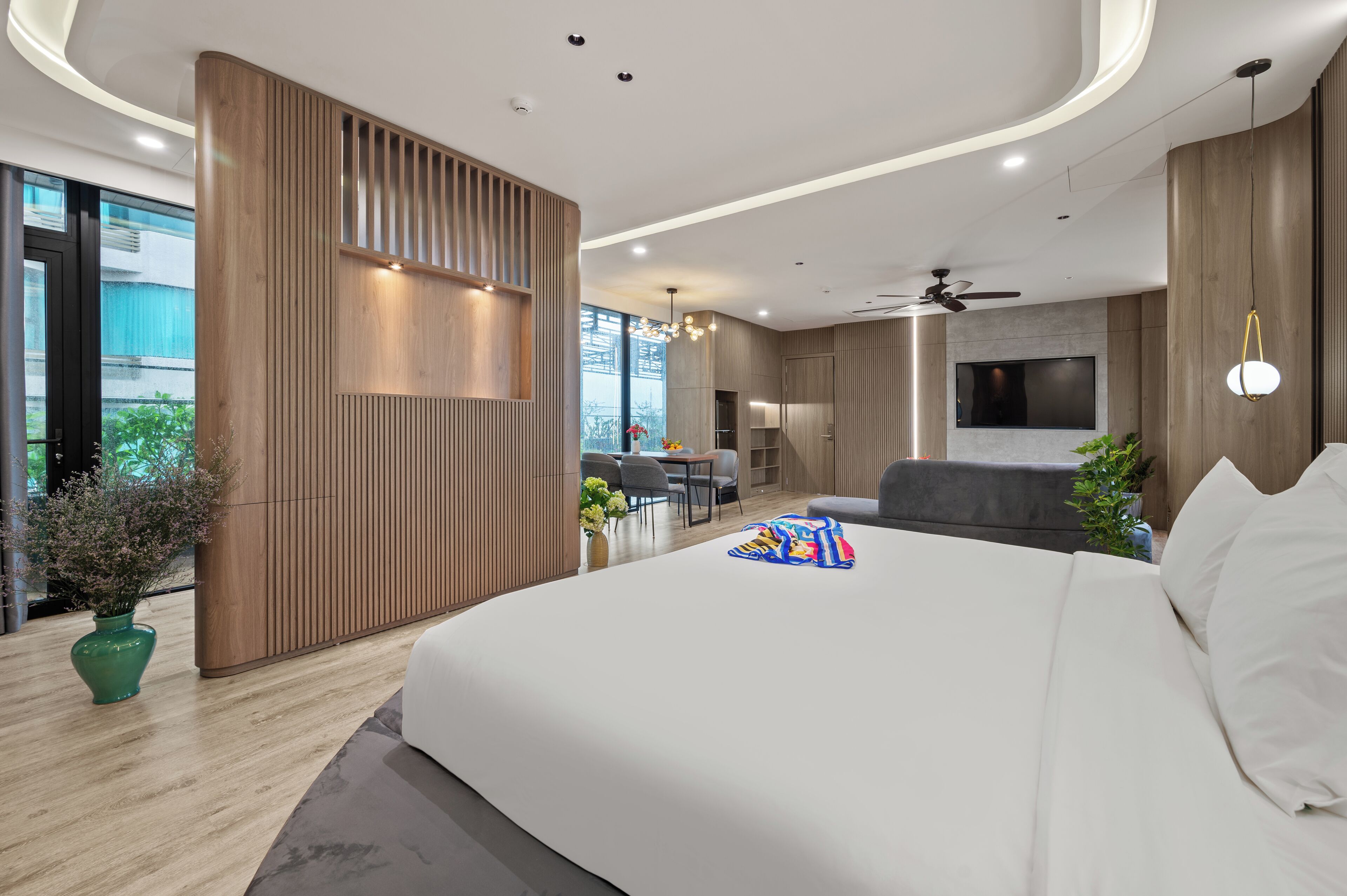 Chambre (Chi House Suite) | Minibar, décoration personnalisée, ameublement personnalisé, bureau