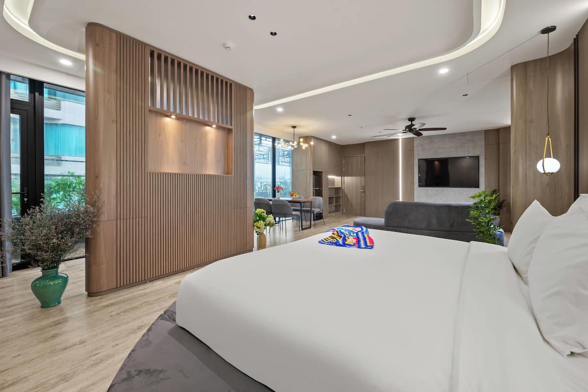 Chi House Suite | Minibar, individually decorated, individually furnished, desk