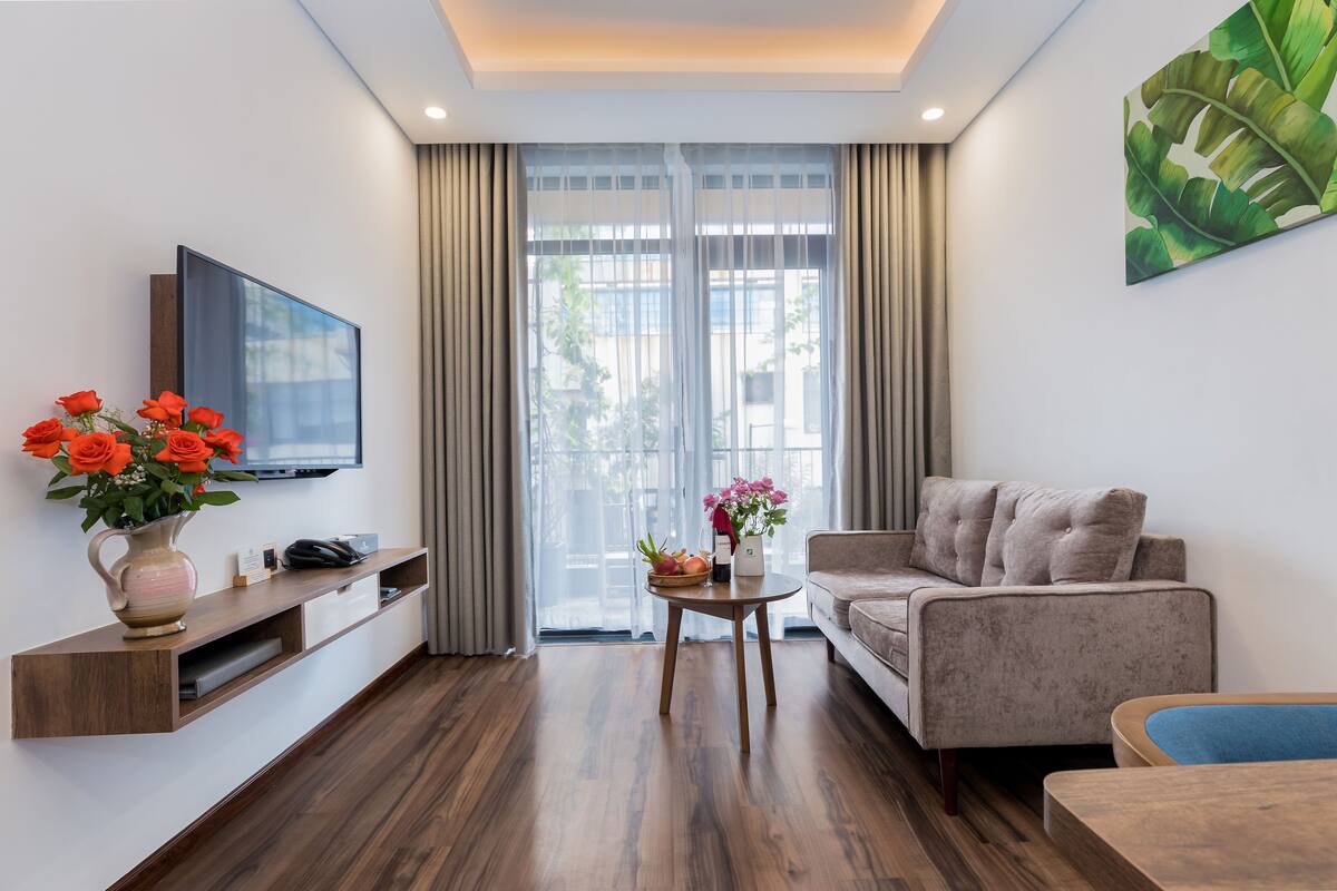 2-Bedroom Premier Apartment with Balcony City View | 거실 공간 | LCD TV