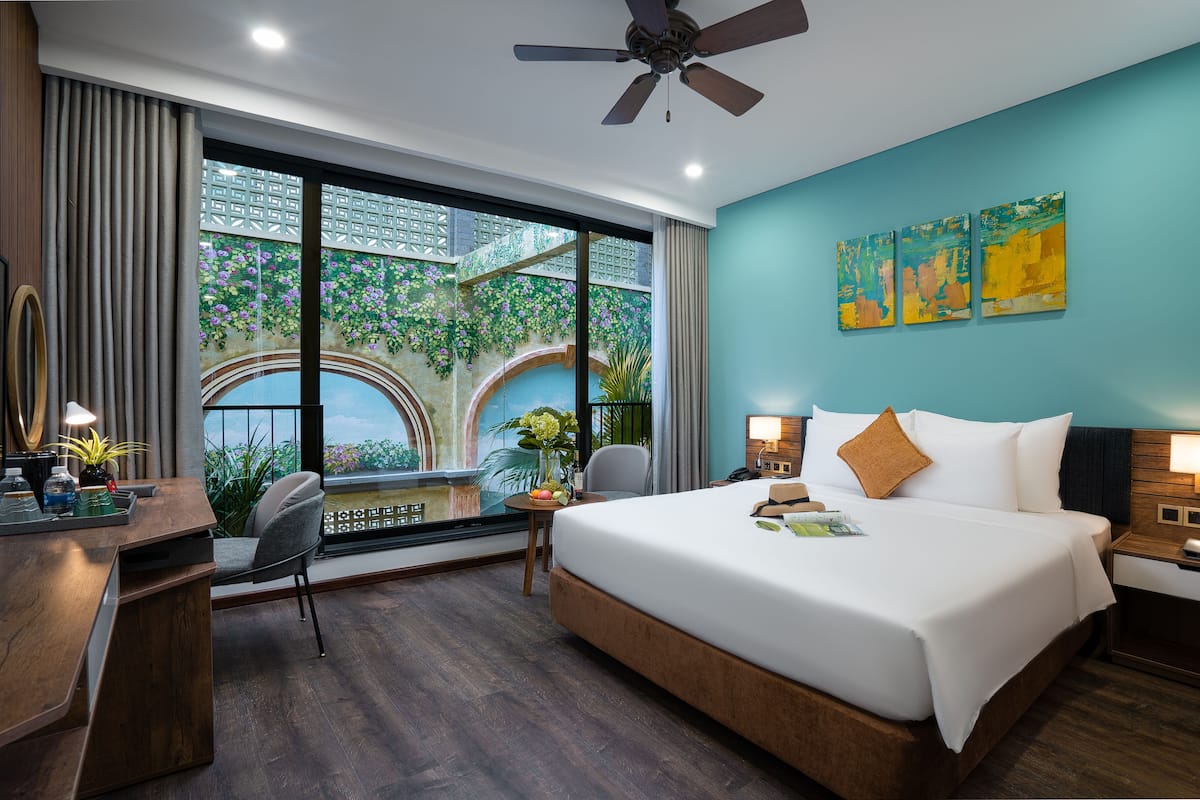 Deluxe King Room With Pool View | Minibar, individually decorated, individually furnished, desk