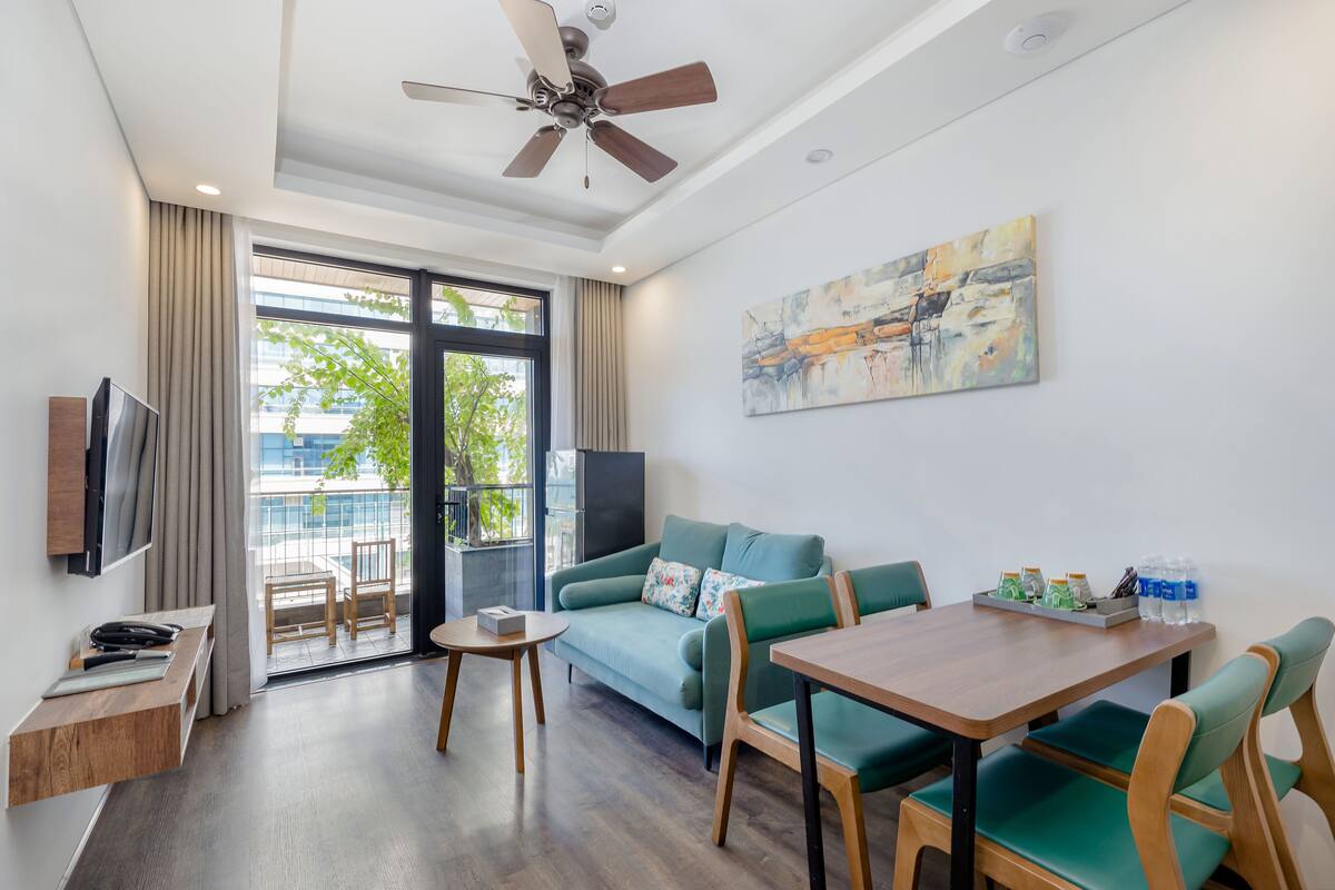 2 Bedroom Junior Apartment with Balcony City View | 거실 공간 | LCD TV