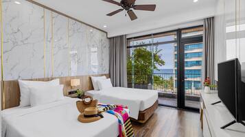 Minibar, decoración personalizada, muebles diferentes y escritorio