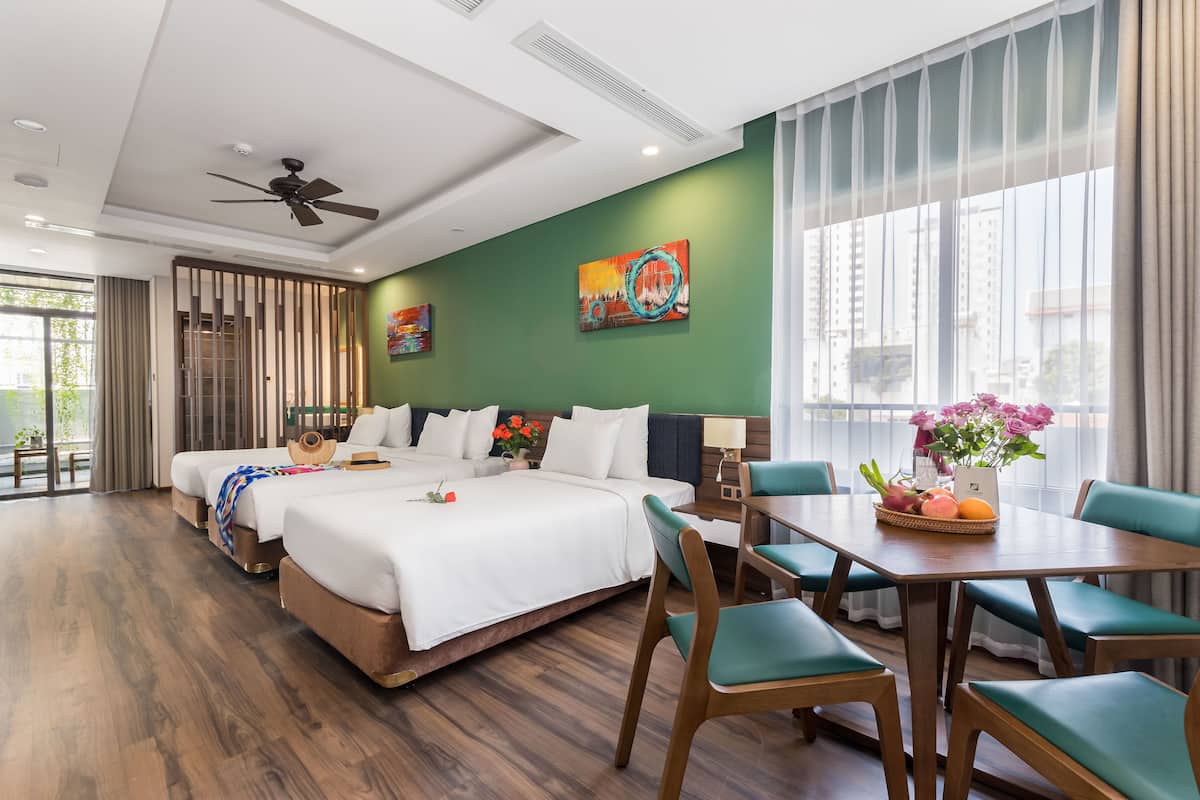 Studio Triple Room Balcony City View | Minibar, individually decorated, individually furnished, desk