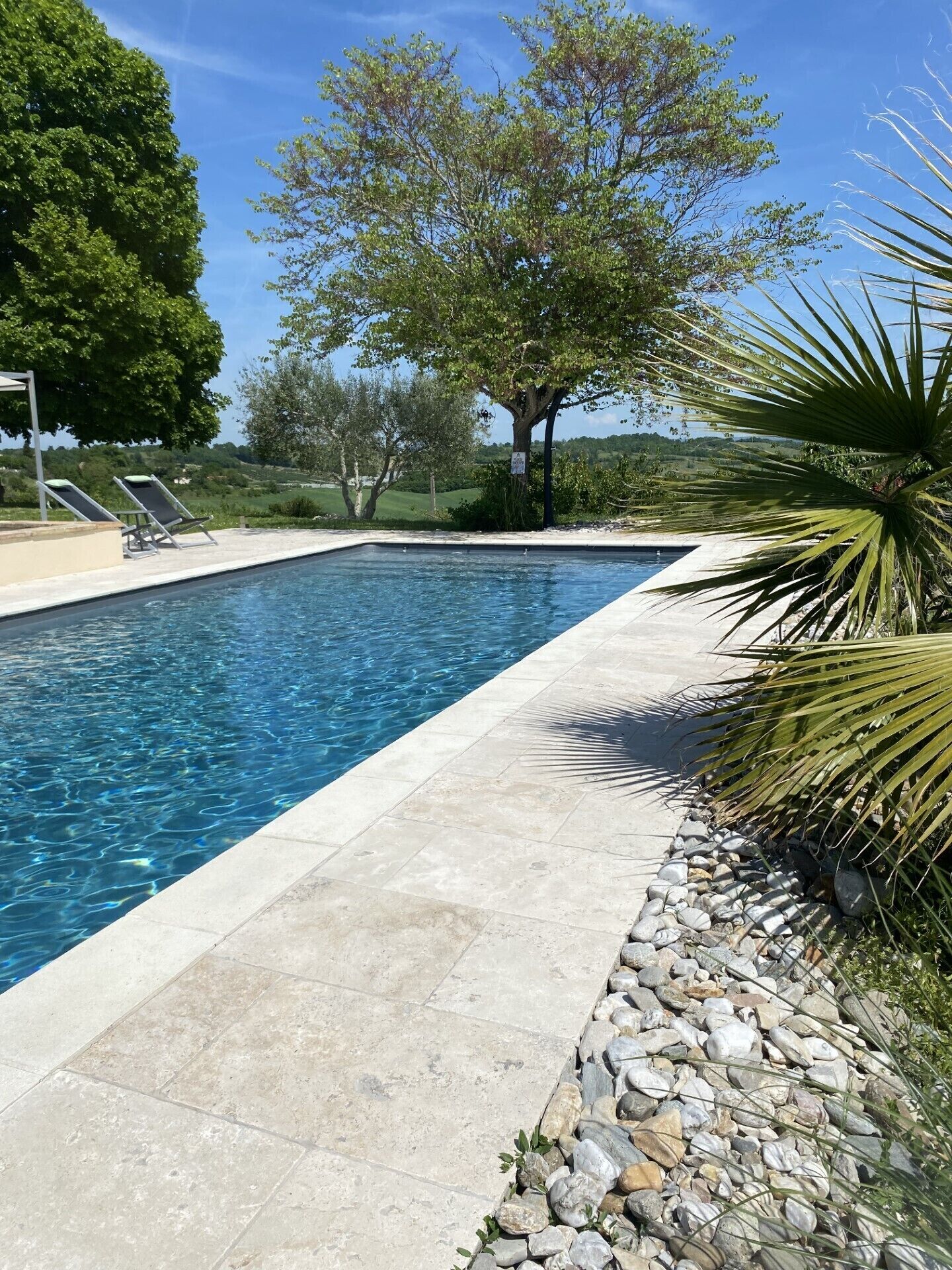 Piscina all'aperto, una piscina riscaldata, lettini