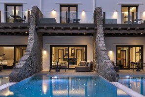 EON Junior Suite with Supreme Pool and Garden View | 2 habitaciones, minibar y caja de seguridad en la habitación 