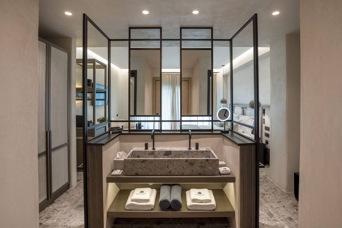 2 bedrooms, minibar, in-room safe, blackout curtains