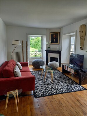 Una Smart TV, libros, un reproductor estéreo