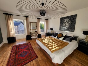 5 dormitorios, tabla de planchar con plancha, cuna de viaje