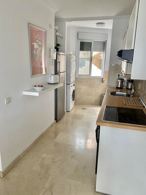 Kjøleskap, mikrobølgeovn, ovn og kaffetrakter/tekoker