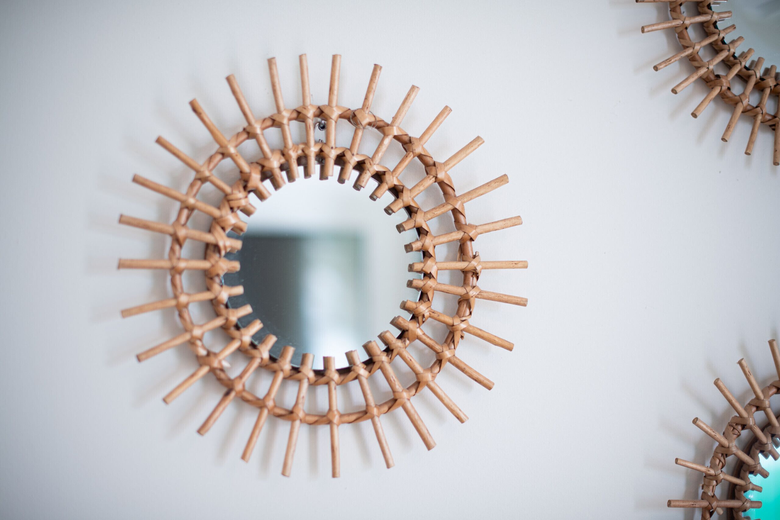 Un miroir rond avec un cadre en bois.
