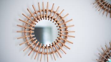 Un miroir rond avec un cadre en bois.