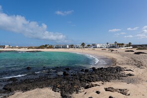 Una spiaggia nelle vicinanze