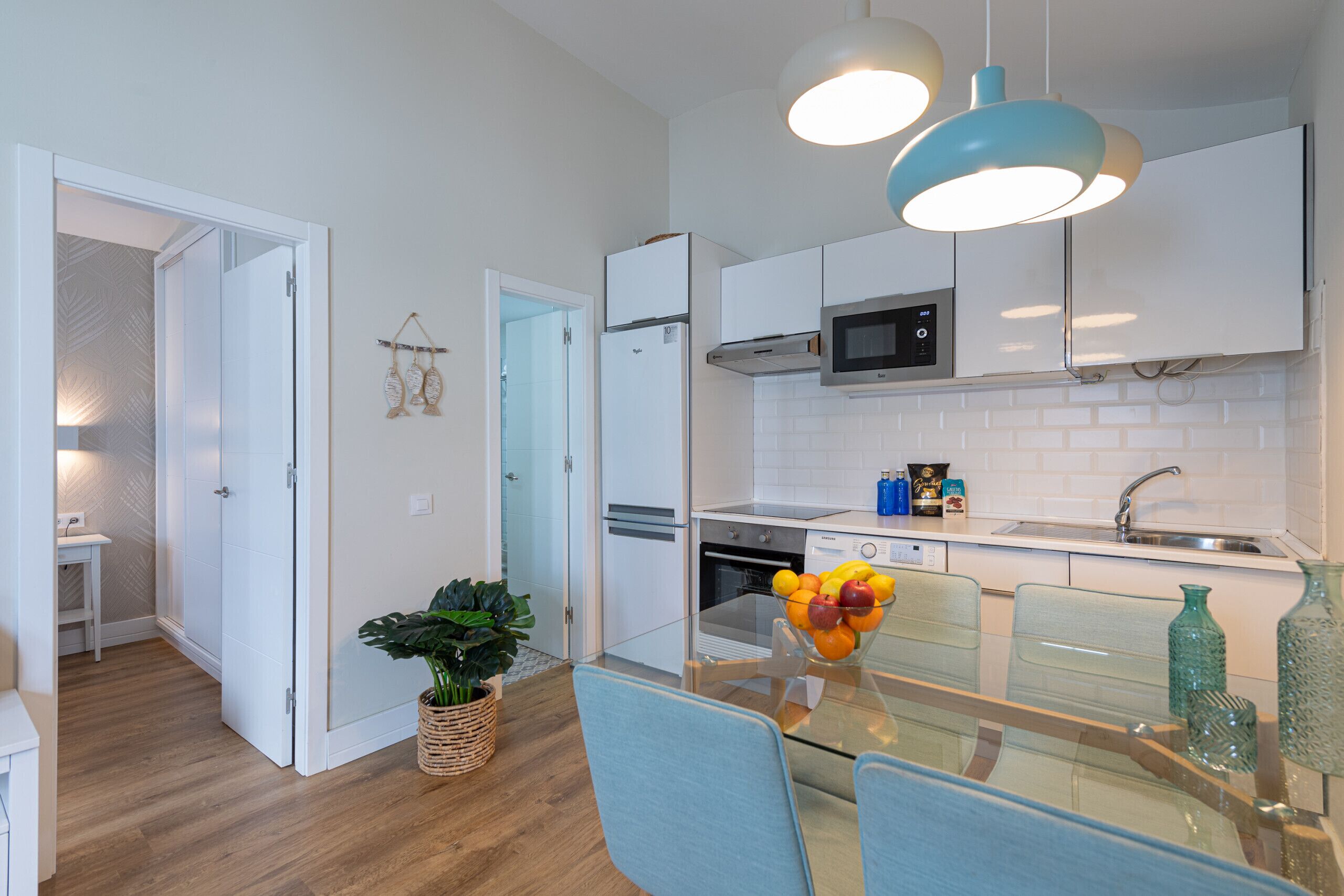 Refrigerador, microondas, horno y cafetera y tetera 