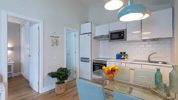 Kühlschrank, Mikrowelle, Ofen, Wasserkocher mit Kaffee-/Teezubehör