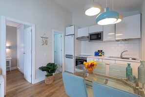 Frigorífic, microones, forn i cafetera i tetera 