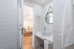 Een douche, een haardroger, handdoeken