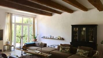 Télévision, table de tennis de table, livres