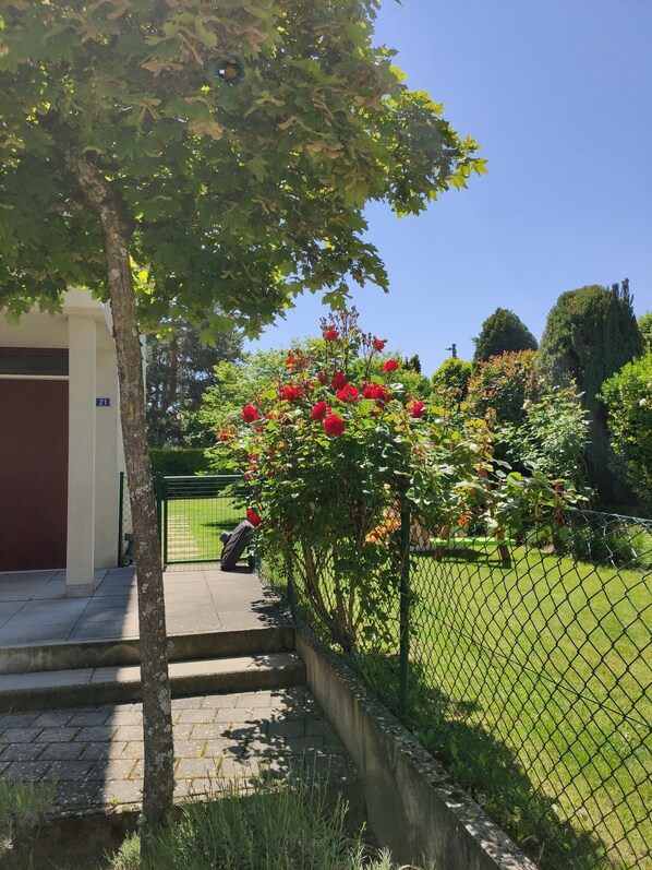 Property grounds - Detached house with garden, 2min walk to station (Coppet)