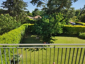 Property grounds - Detached house with garden, 2min walk to station (Coppet)