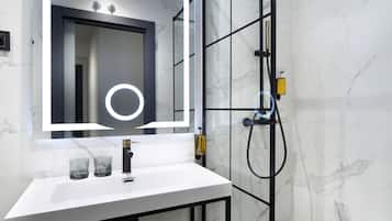 Superior tweepersoonskamer (Dalma) | Badkamer | Een douche, een haardroger, handdoeken, zeep