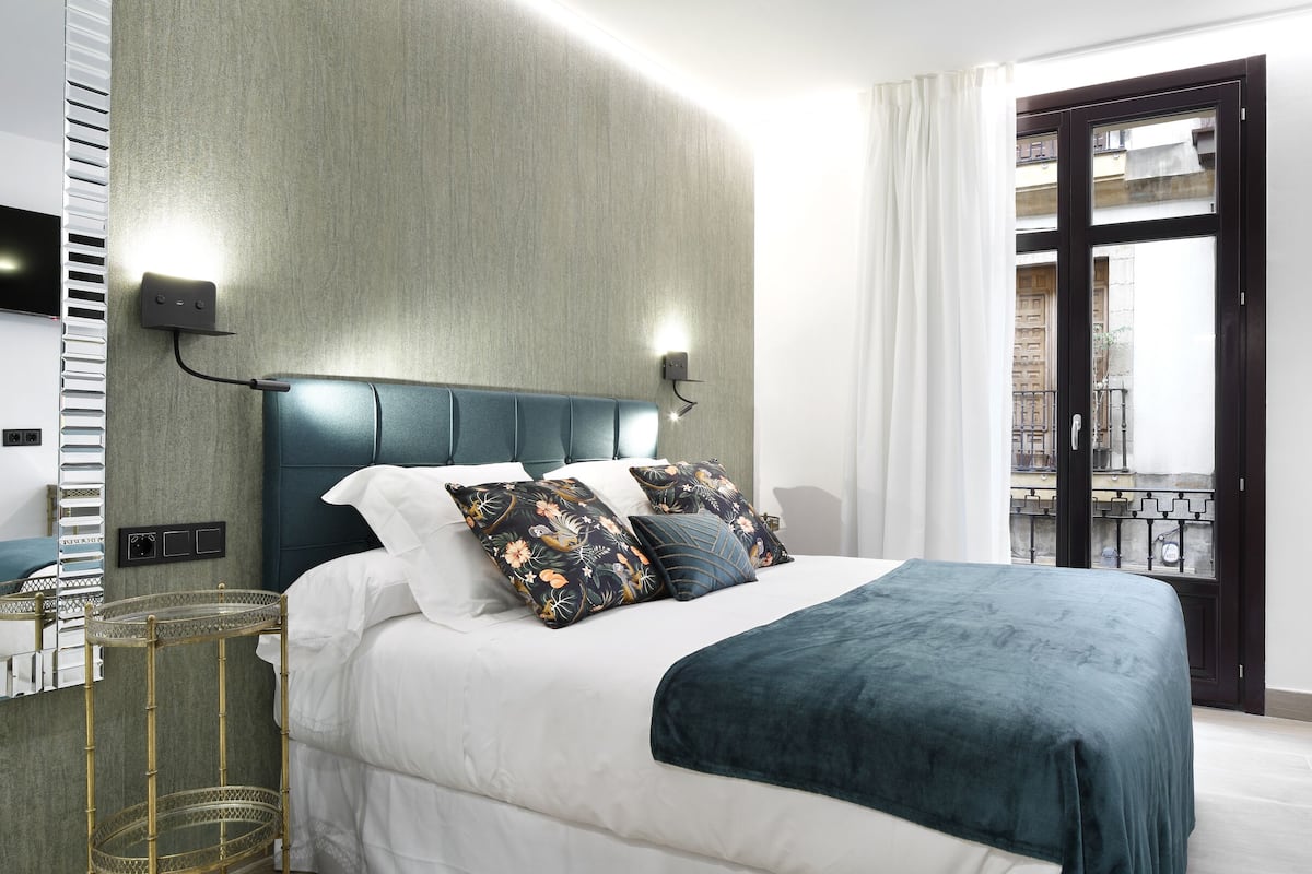 Design tweepersoonskamer (Idoia) | 1 slaapkamer, luxe beddengoed, donzen dekbedden, Select Comfort-bedden