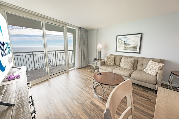 Living Room with Stunning Views🌊☀️