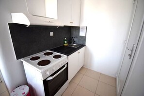 Frigorifero, piano cottura, pentole/stoviglie/utensili