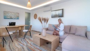 Un salon moderne comprenant un canapé, une table basse, un bureau et des chaises.