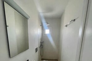 Douche, séchoir à cheveux, shampooing