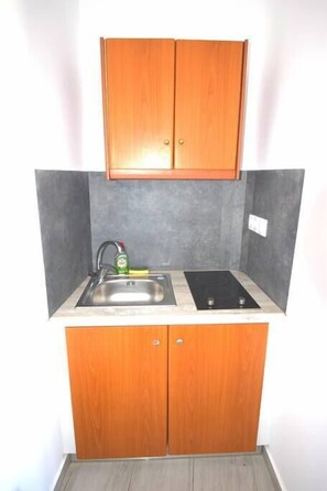 Fridge, stovetop, coffee/tea maker, cookware/dishes/utensils