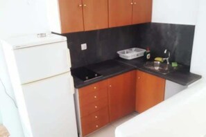 Kjøleskap, kaffetrakter/tekoker og kjøkkenutstyr