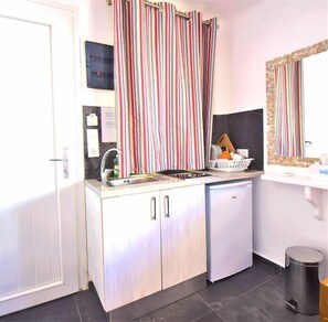 Fridge, cookware/dishes/utensils