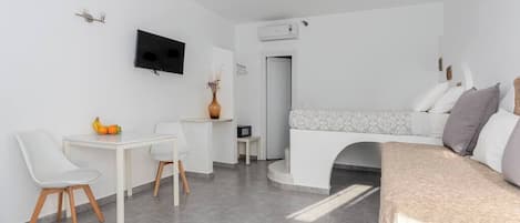 1 bedroom, bed sheets