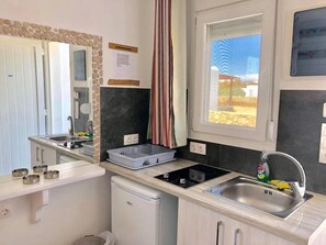 Fridge, cookware/dishes/utensils